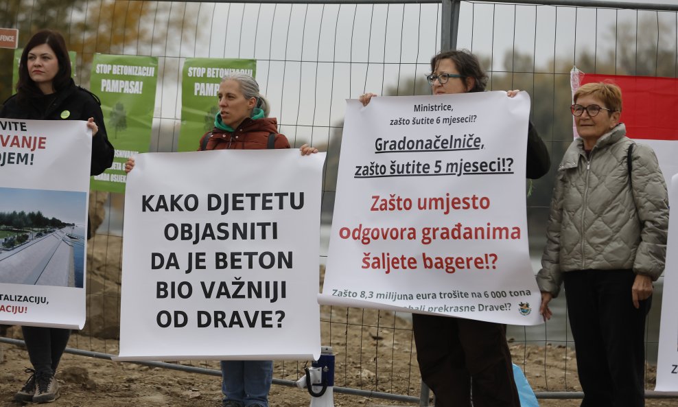 Građanska inicijativa 'Za zeleni Pampas' organizirala je prosvjed u Osijeku