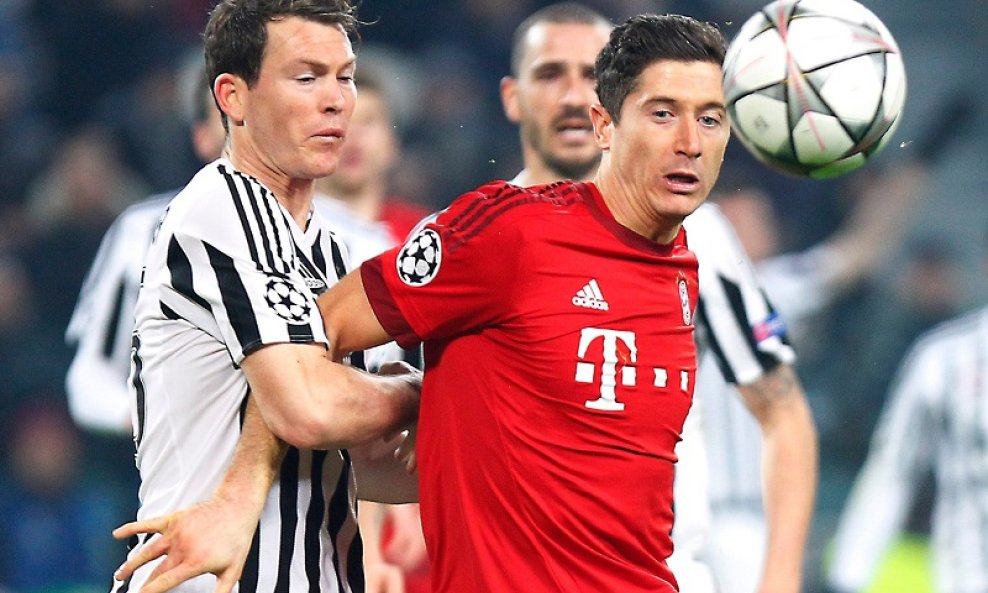 Robert lewandowski Lichsteiner (Bayern - Juventus)