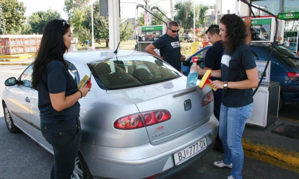 pranje prozora na autima benzinske postaje učenici