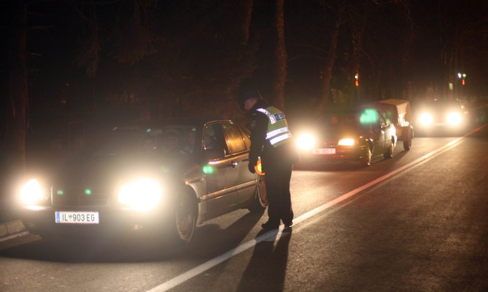 Prometna policija zaustavlja aute