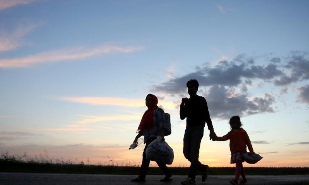 Izbjeglice prelaze srpsko-hrvatsku granicu kod Tovarnika (9)