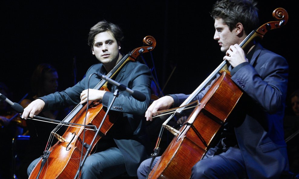 2 cellos