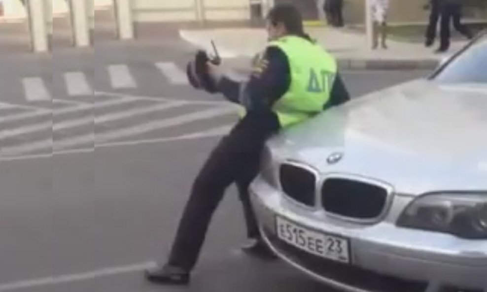 BMW vs. policajac