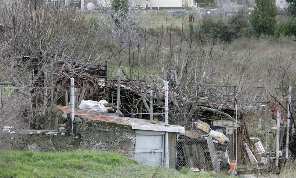 U maloj baraci pored kuće izgorio je 62-godišnjak