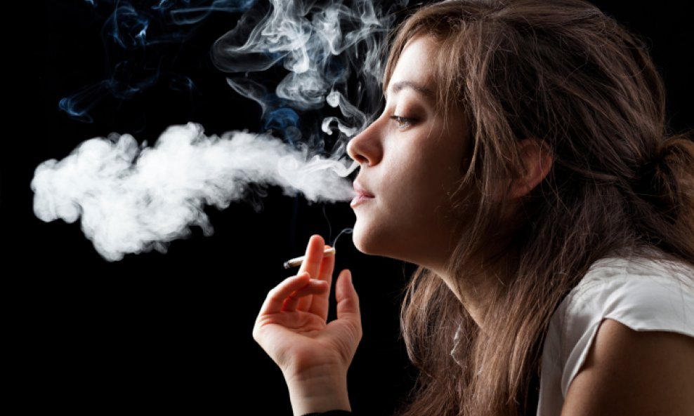 djevojka žena pušenje cigareta dim