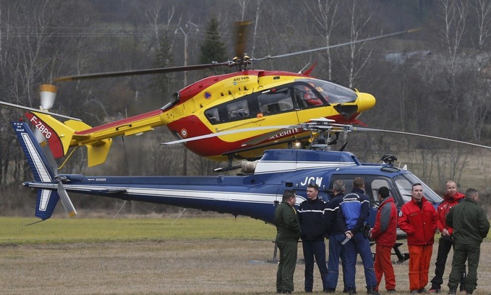 Spasioci u helikopterima preljeću mjesto pada  (1)