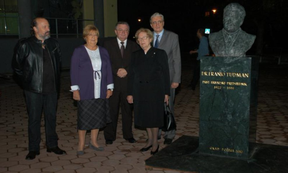 Obitelj Tuđman u Požegi otkriva bistu Franje Tuđmana