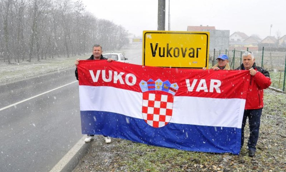 dežurstvo kod table vukovar ćirilica