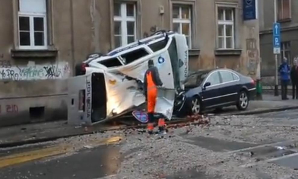 policija, prevrnuti