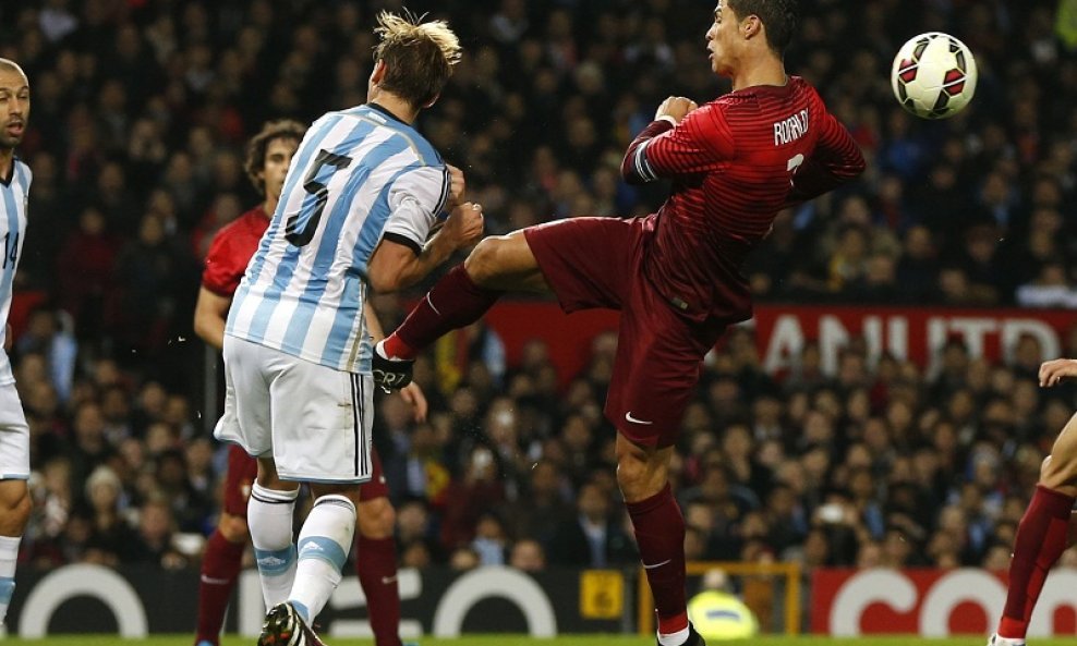 Lucas Biglia (L) i Cristiano Ronaldo