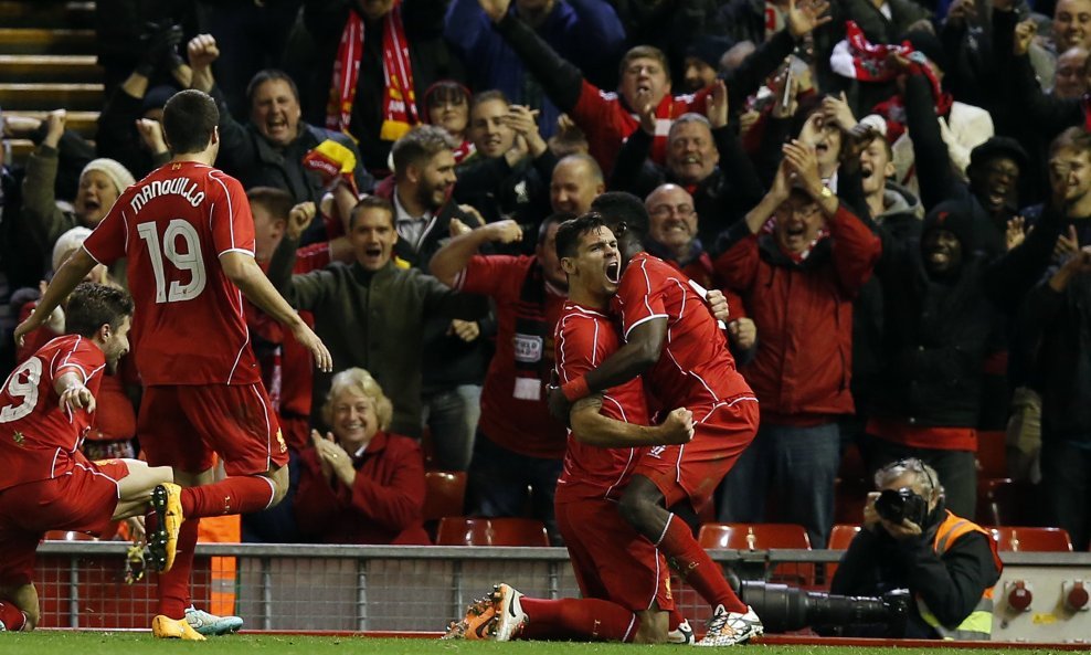 Dejan Lovren u zagrljaju suigrača