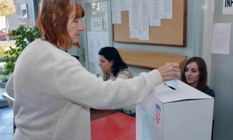 Građani izašli na izbore za novog sisačko-moslavačkog župana (2)