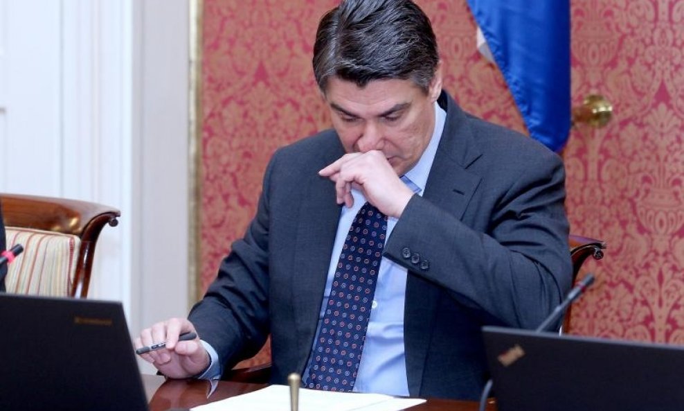 Zoran Milanović briše nos