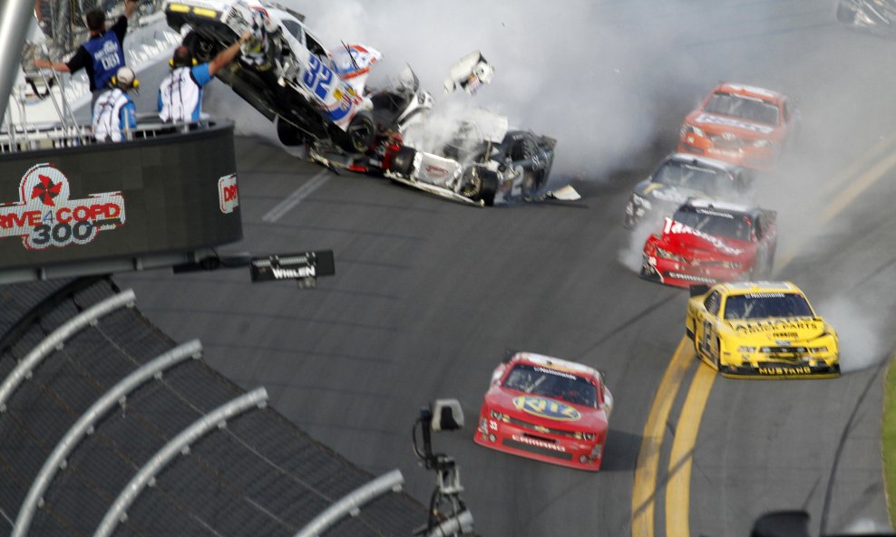 NASCAR vozač Tony Stewart izbjegao je sudar u posljednjem krugu