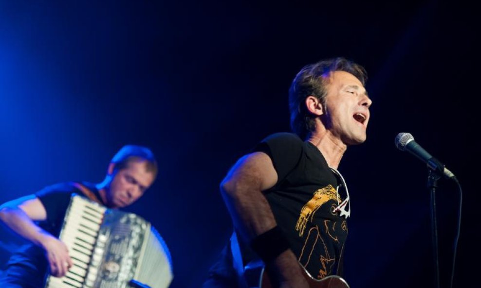 Koncert Vlade Divljana i prateće grupe Ljetno kino (8)