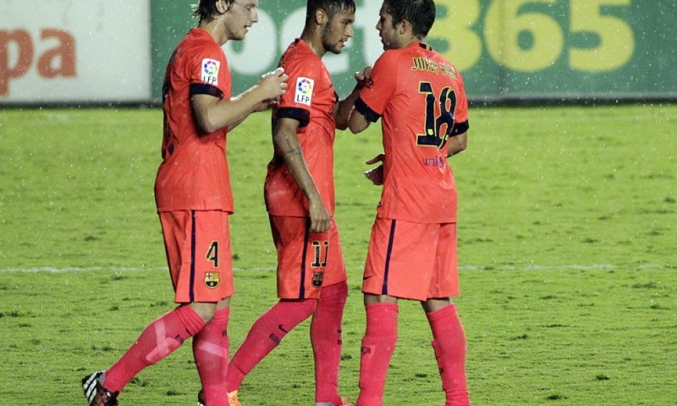 Neymar (u sredini), Ivan Rakitić (L) i Jordi Alba