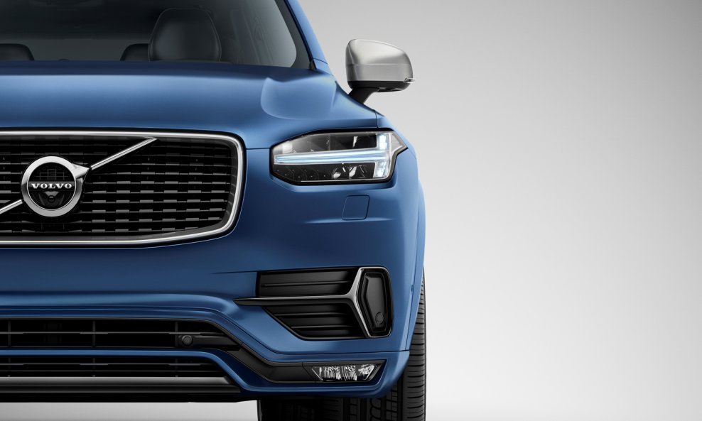 Upoznajte novi XC90 s paketom opreme R-Design koji se od standardnog modela razlikuje po nešto drugačijem prednjem i stražnjem braniku, agresivnijem prednjem spojleru, mat-metalik bočnim retrovizorima, dvostrukim uglatim izlazima ispušnih cijevi i 20, odn