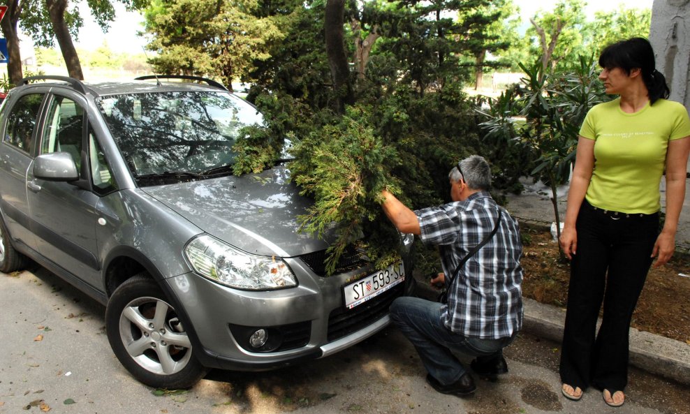 Stablo poklopilo automobil oluja u splitu