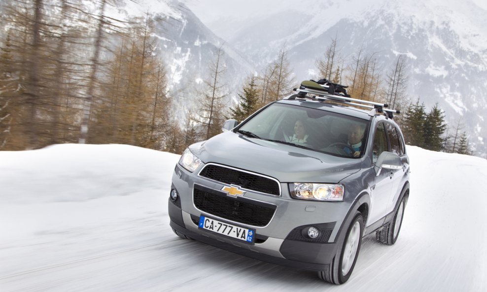 chevrolet_captiva_2011_dynamic_10_small