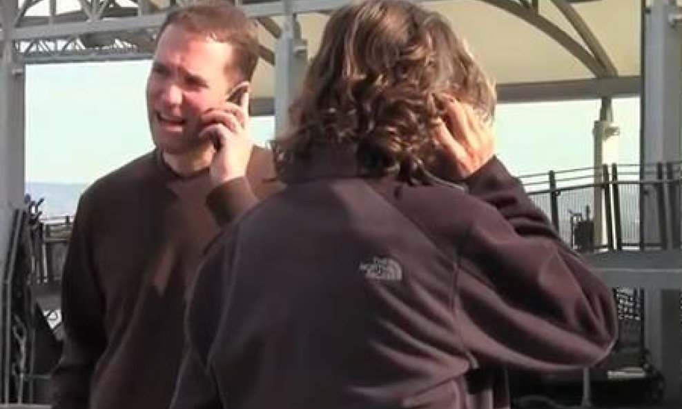 Nova komičarska disciplina - upadanje u tuđe telefonske razgovore!