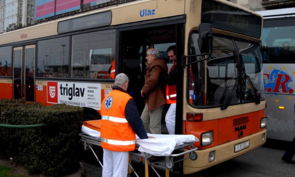 rIJEČKI AUTOBUS HITNA POMOĆ