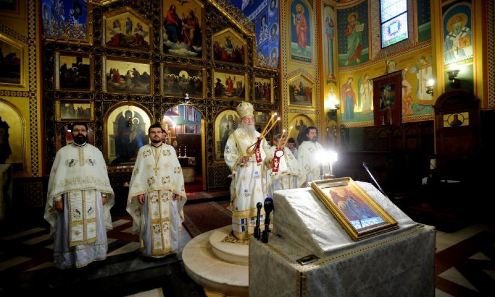 Na trgu Petra Preradovica u Pravoslavnoj crkvi Sv. Preobrazenja Gospodnjeg odrzana je Uskrsnja misa pravoslavnih vjernika. 