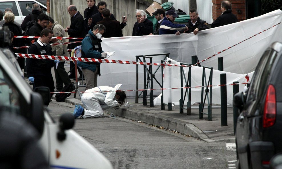 Toulouse, očevid ispred židovske škole