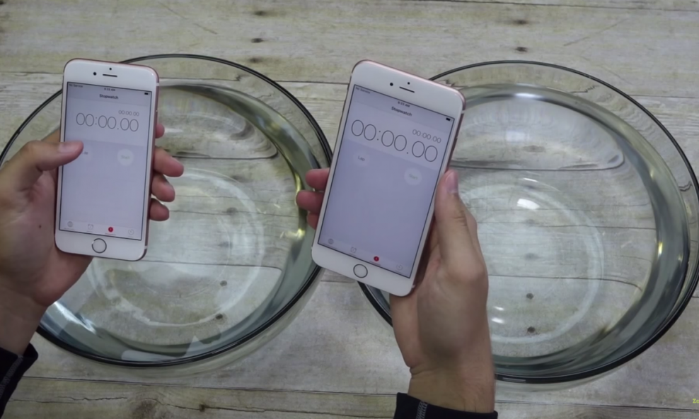 Apple iPhone 6s vs iPhone 6s Plus Water Test!