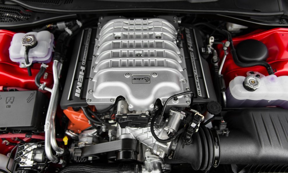 2015-dodge-challenger-srt-hellcat-engine-03