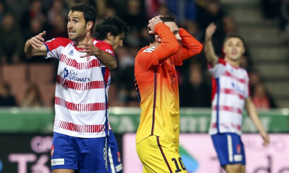 Lionel Messi i Inigo Lopez (Granada)