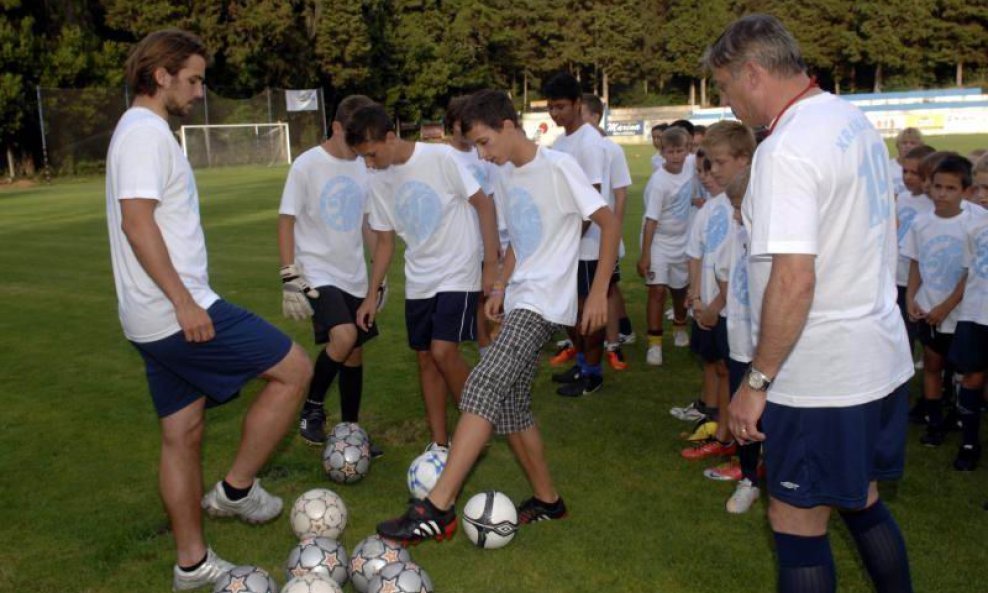 Niko i Zlatko Kranjčar s polaznicima škole nogometa