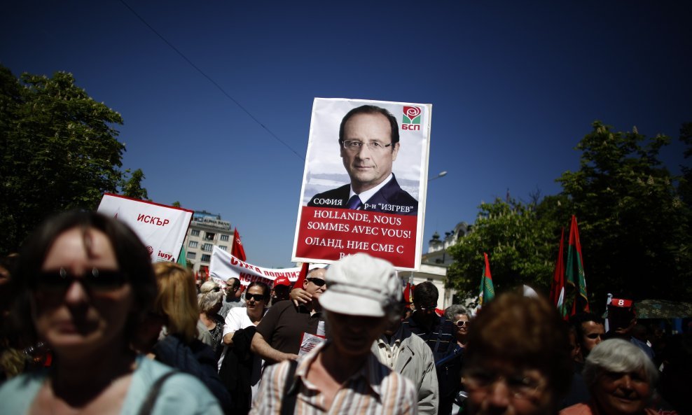 Bugarski prosvjednici drže sliku kandidata za francuskog predsjednika Hollandea
