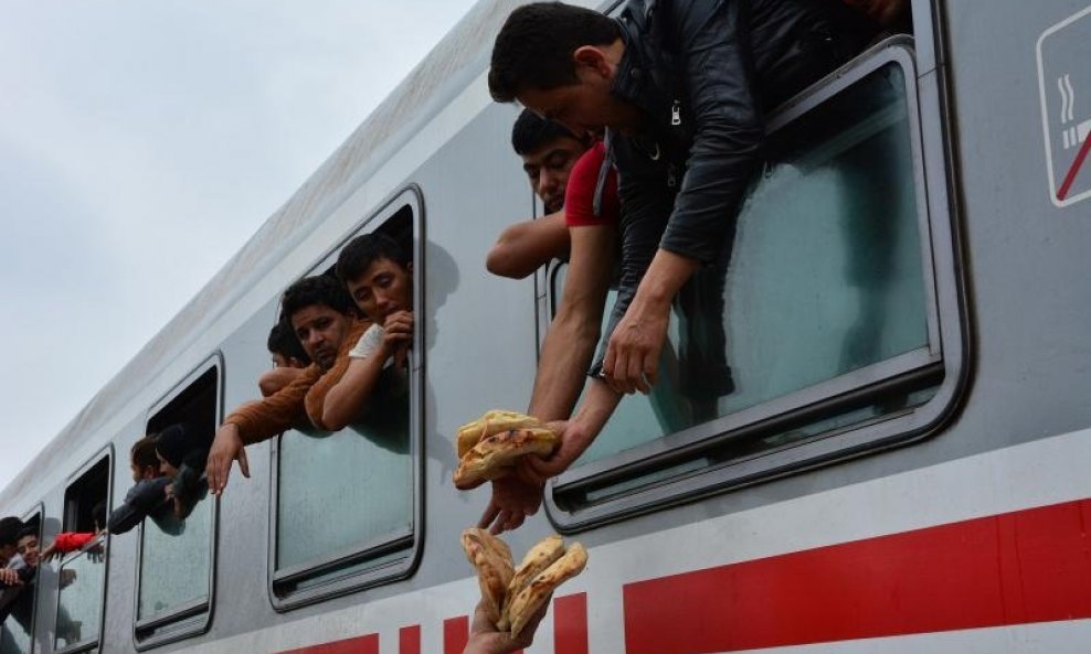 Izbjeglice iz Spačve krenule vlakom prema Mađarskoj (7)