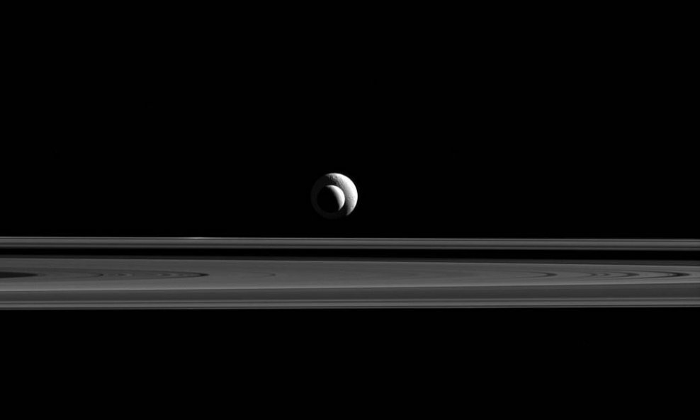 Mjeseci Enkelad i Tetis gotovo savršeno 'poziraju' za Cassini