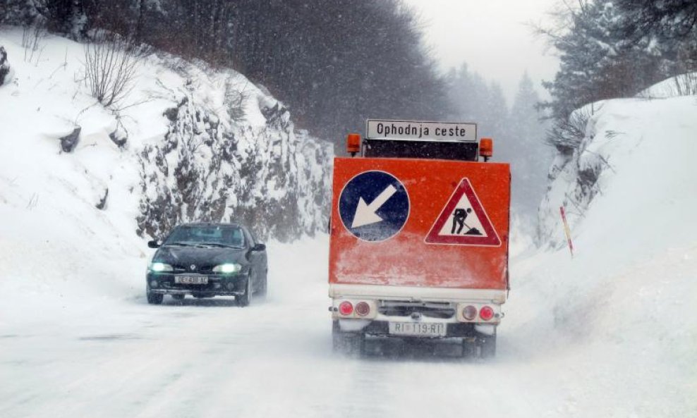 auto na cesti ophodnja snijeg na cesti