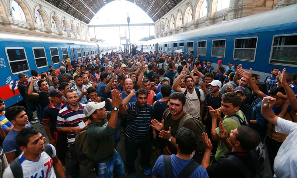 Zatvoren kolodvor u Keleti, izbjeglice čekaju spas (3)