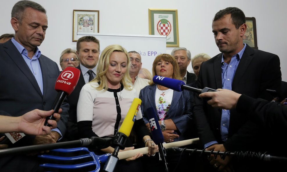 Marijana Petir dobila je simbolični poklon - vile kojima će 'istjerati' Beljaka iz HSS-a