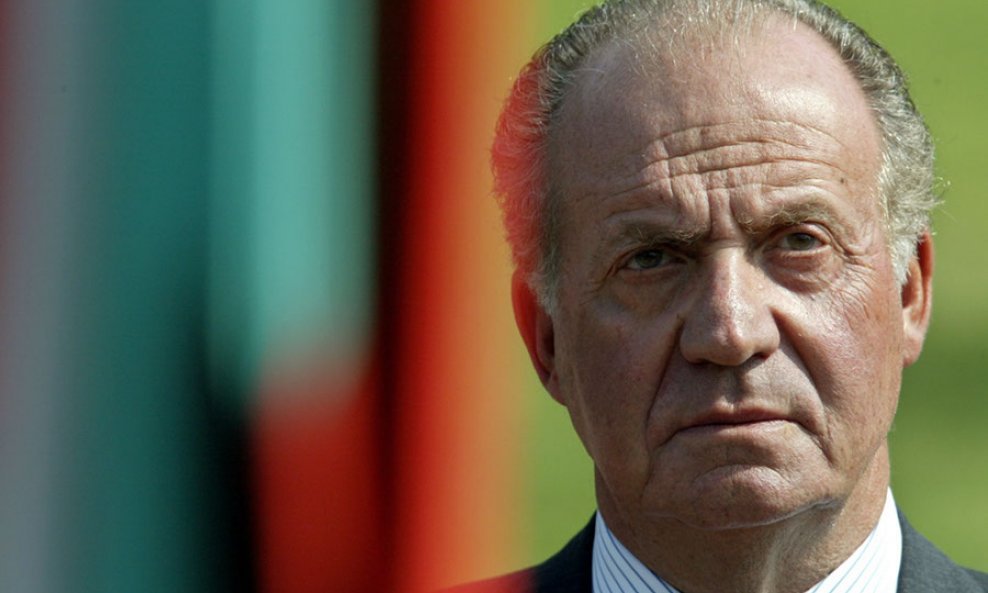 Španjolski kralj Juan Carlos je odlučio abdicirati 'iz osobnih razloga', objavio je premijer Španjolske Mariano Rajoy, javlja BBC
