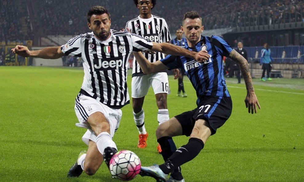 Andrea Barzagli (L) i Marcelo Brozović