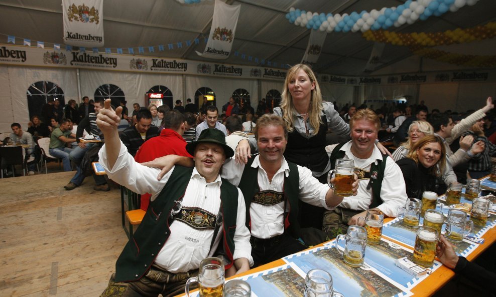 Bavarski Oktoberfest preselio se u Split na Bačvice. Splitska verzija 'praznika piva' organizira se povodom 20. godišnjice pada Berlinskog zida, a šator je postavljen na jugoistočnom rubu Bačvica. Na fotografiji su gosti iz Bavarske.