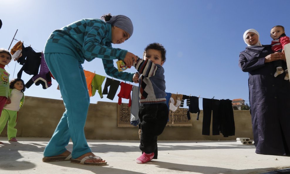 Mala Sirijka pomaže bratu za kojeg sumnjaju da je obolio od dječje paralize
