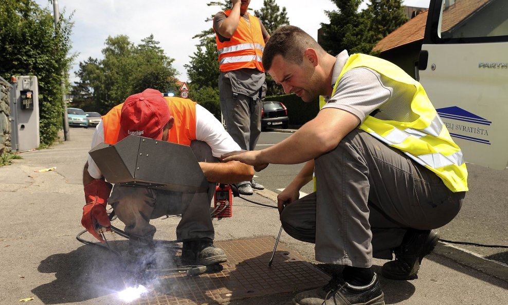 Predsjednik Narodne Republike Kine, Hu Jintao sa suprugom i suradnicima, boravit će, na poziv hrvatskog predsjednika Stjepana Mesića u službenom posjetu Republici Hrvatskoj 19. i 20. lipnja. Radnici su zbog sigurnosnih mjera već počeli variti šahtove po Z