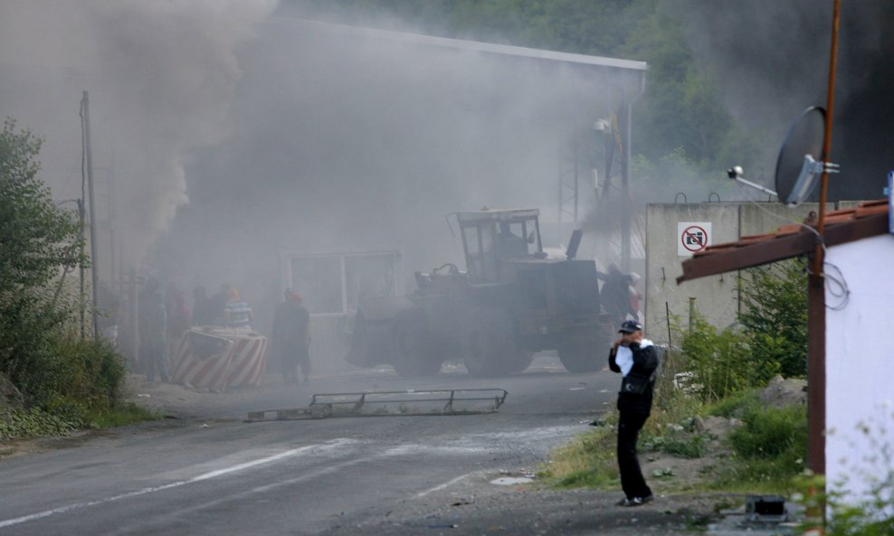 2011-07-27T191828Z_01_BEL15_RTRIDSP_3_KOSOVO-BORDER