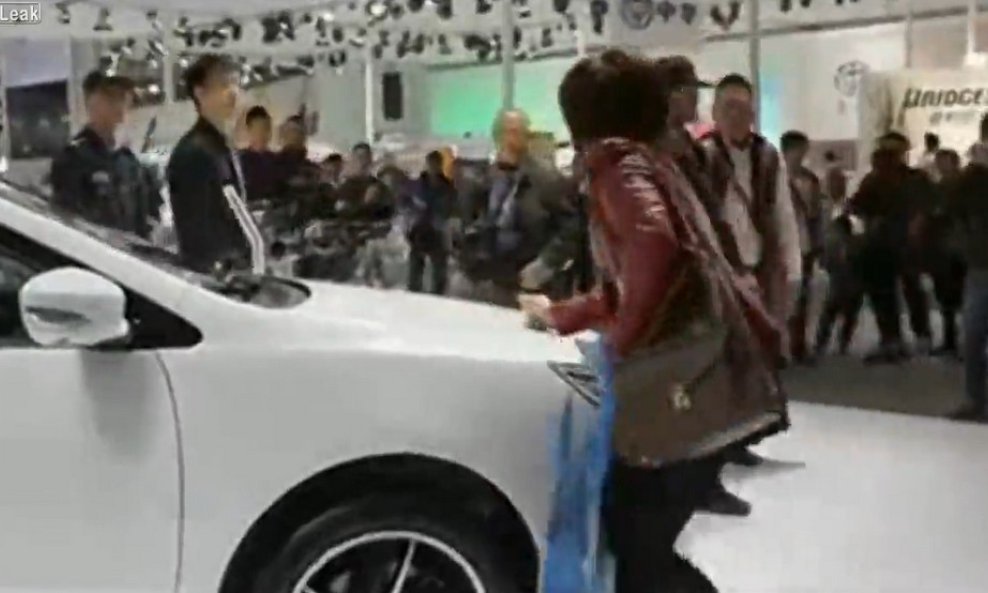 kineskinja automobil funvideo
