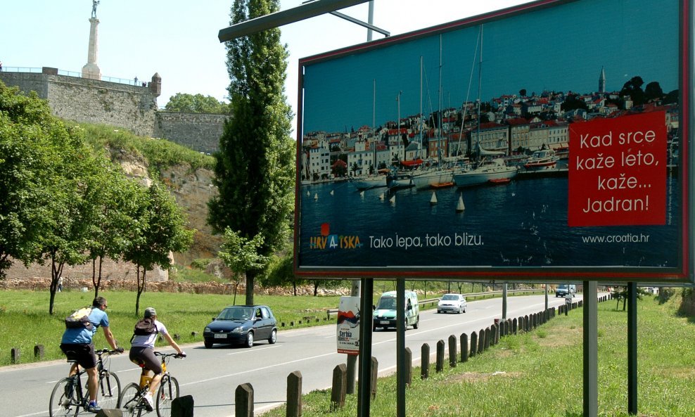 Jumbo plakati Hrvatske turističke zajednice podno beogradskog Kalemegdana