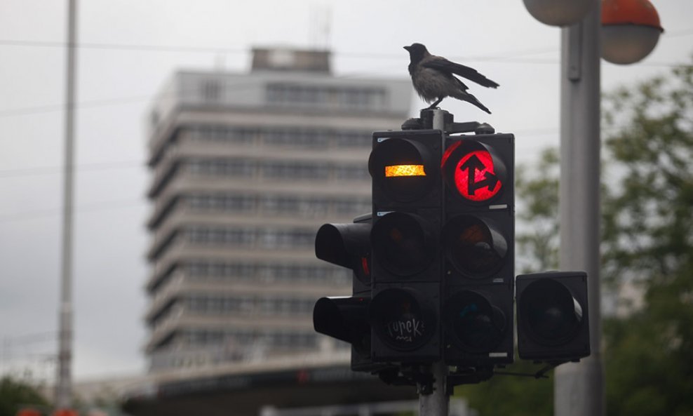Crnilo nad Hrvatskom crveno svjetlo semafor stop
