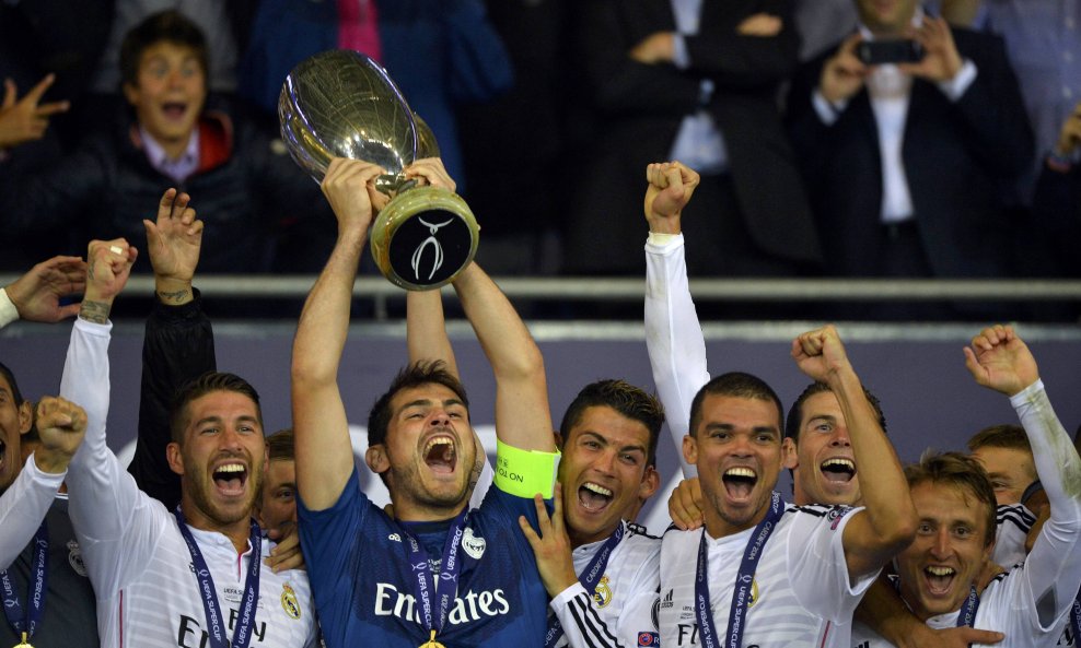 Luka Modrić je dočekao trofej od Pepea, a prvi ga je podigao Casillas