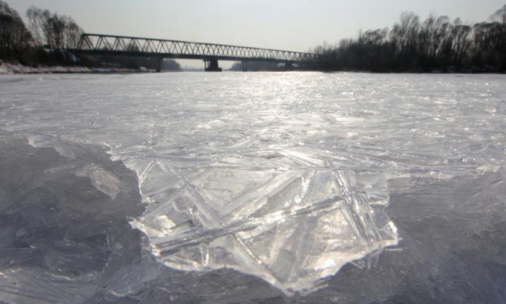 LEDOM OKOVANA DRAVA