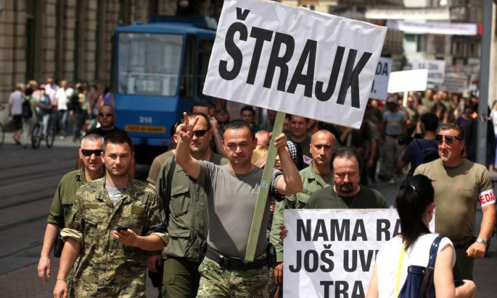 Pirotehničari pjevajući domoljubne pjesme nastavili štrajk (3)