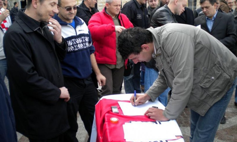 Prikupljanje potpisa za referendum o uvođenju ćirilice u Vukovaru (2010.)